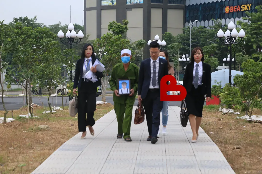 Những tình tiết dã man nhất trong vụ án bé gái 3 tuổi tử vong do bị đóng 10 chiếc đinh vào đầu Những tình tiết dã man nhất trong vụ án bé gái 3 tuổi tử vong do bị đóng 10 chiếc đinh vào đầu