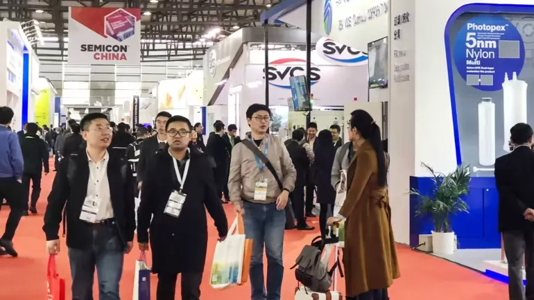 Với lệnh hạn chế mới, những nhân tài Mỹ ở Trung Quốc cũng bị đe dọa Với lệnh hạn chế mới, những nhân tài Mỹ ở Trung Quốc cũng bị đe dọa