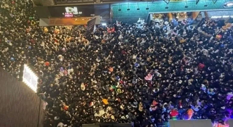 Nhân chứng sống sót kể lại khoảnh khắc kinh hoàng trong thảm họa giẫm đạp tại Itaewon, Seoul, bệnh viện tiếp nhận nói không còn chỗ trong nhà xác Nhân chứng sống sót kể lại khoảnh khắc kinh hoàng trong thảm họa giẫm đạp tại Itaewon, Seoul, bệnh viện tiếp nhận nói không còn chỗ trong nhà xác