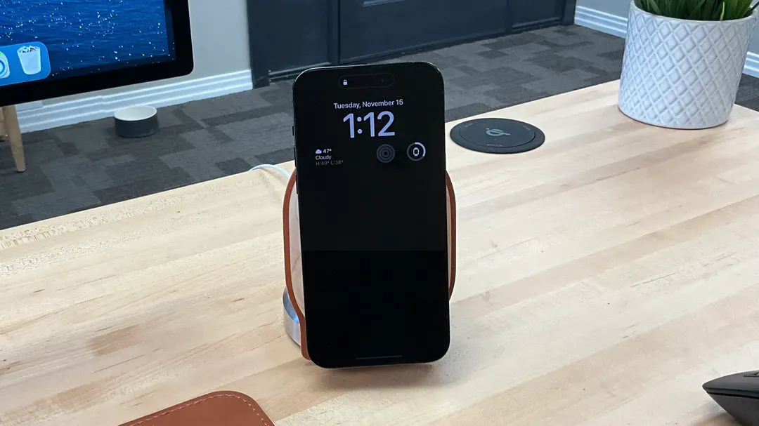 Apple học hỏi Android để cải thiện tính năng Always On Display trên iPhone 14 Pro Apple học hỏi Android để cải thiện tính năng Always On Display trên iPhone 14 Pro