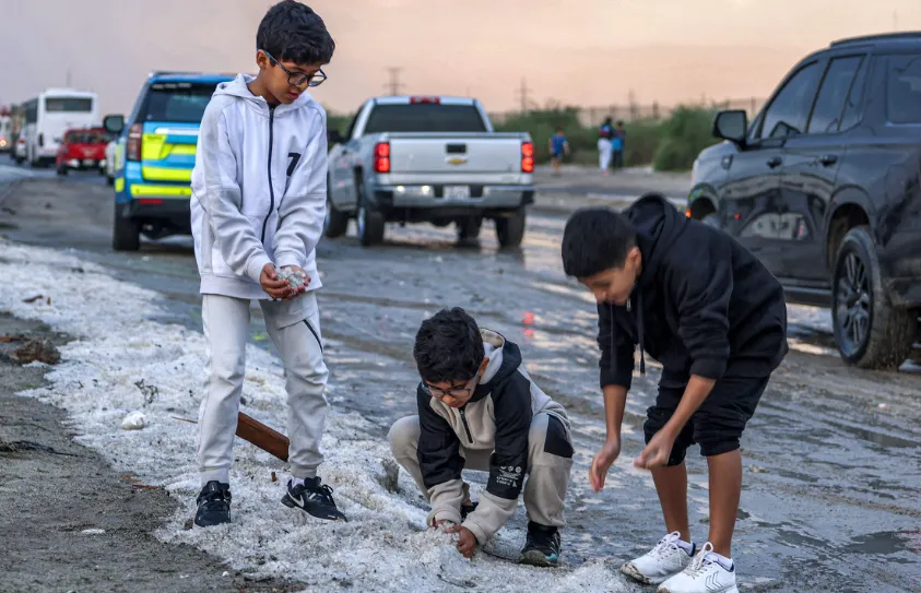 Ở nơi mùa hè nóng 54 độ C: trời đổ mưa đá, dân mừng như bắt được vàng Ở nơi mùa hè nóng 54 độ C: trời đổ mưa đá, dân mừng như bắt được vàng