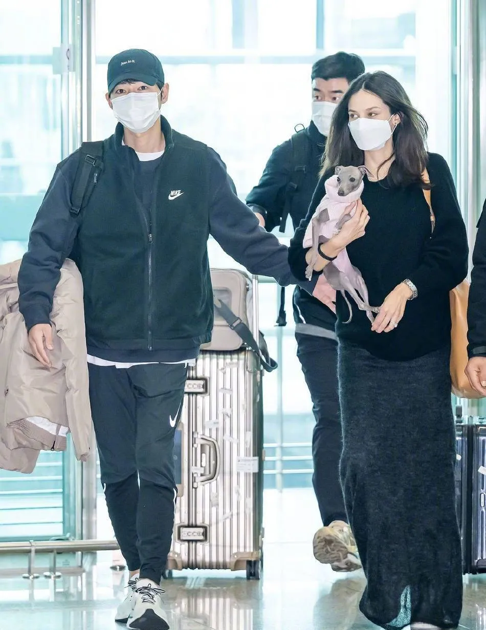 Vợ chồng Song Joong Ki xuất hiện tại sân bay, Katie đeo nhẫn kim cương to bản trên ngón áp út hút mắt Vợ chồng Song Joong Ki xuất hiện tại sân bay, Katie đeo nhẫn kim cương to bản trên ngón áp út hút mắt