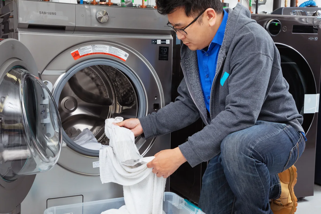 Vì sao máy giặt cửa trên tốn nước hơn nhiều so với máy giặt cửa ngang? Vì sao máy giặt cửa trên tốn nước hơn nhiều so với máy giặt cửa ngang?