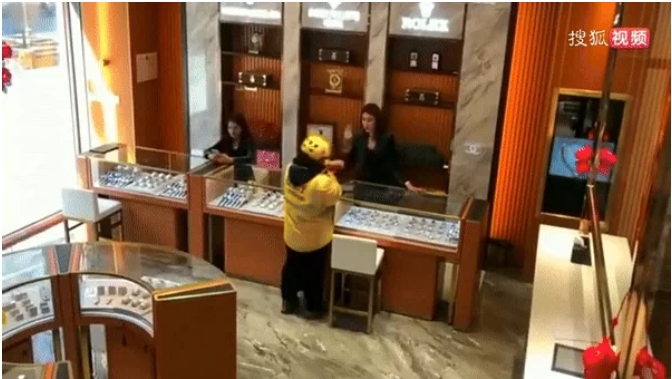 Nam shipper giao đồ ăn tới showroom, đòi đeo thử đồng hồ 300 triệu và cái kết khiến nhân viên choáng váng Nam shipper giao đồ ăn tới showroom, đòi đeo thử đồng hồ 300 triệu và cái kết khiến nhân viên choáng váng