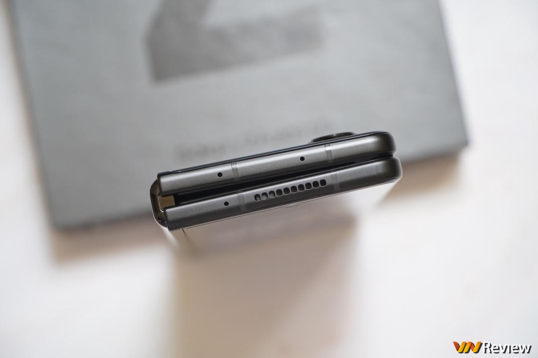 Trên tay Galaxy Z Fold 3 tại Việt Nam: camera ẩn dưới màn hình, chống nước IPX8, hỗ trợ S Pen Trên tay Galaxy Z Fold 3 tại Việt Nam: camera ẩn dưới màn hình, chống nước IPX8, hỗ trợ S Pen