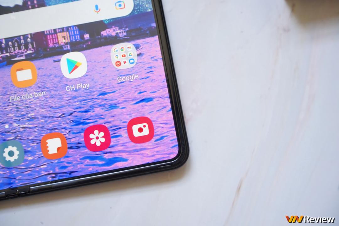 Trên tay Galaxy Z Fold 3 tại Việt Nam: camera ẩn dưới màn hình, chống nước IPX8, hỗ trợ S Pen Trên tay Galaxy Z Fold 3 tại Việt Nam: camera ẩn dưới màn hình, chống nước IPX8, hỗ trợ S Pen