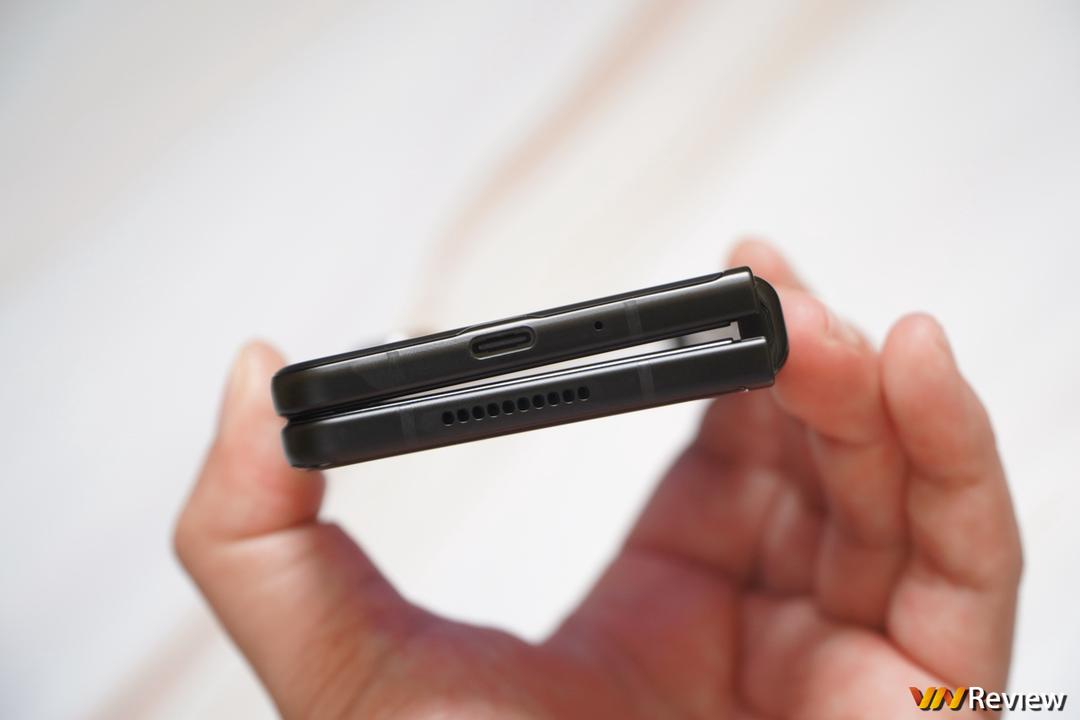 Trên tay Galaxy Z Fold 3 tại Việt Nam: camera ẩn dưới màn hình, chống nước IPX8, hỗ trợ S Pen Trên tay Galaxy Z Fold 3 tại Việt Nam: camera ẩn dưới màn hình, chống nước IPX8, hỗ trợ S Pen