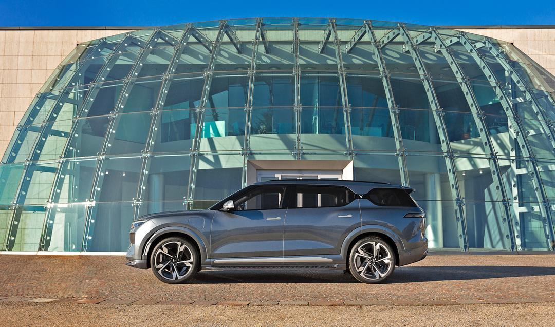 Ngó nhanh xe ô tô điện VinFast VF e36 mới ra mắt: Hai phiên bản, di chuyển tối đa lên đến 680 km  Ngó nhanh xe ô tô điện VinFast VF e36 mới ra mắt: Hai phiên bản, di chuyển tối đa lên đến 680 km