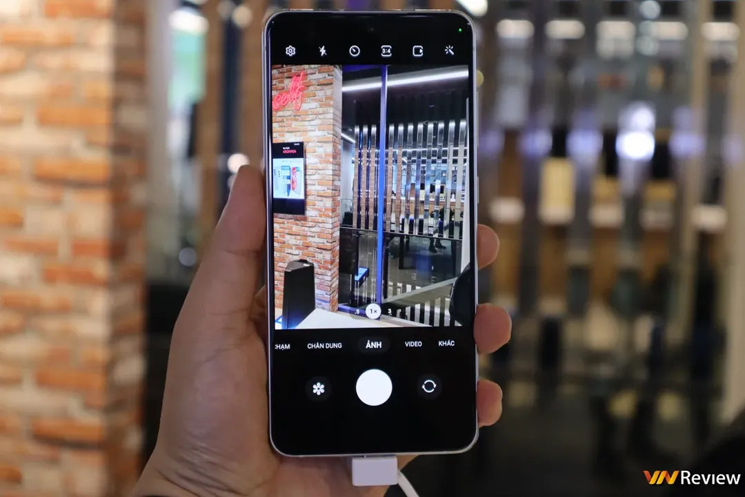Trên tay Galaxy S21 FE 5G: tiếp nối chiến lược hướng đến fan, thiết kế lột xác so với đời trước Trên tay Galaxy S21 FE 5G: tiếp nối chiến lược hướng đến fan, thiết kế lột xác so với đời trước