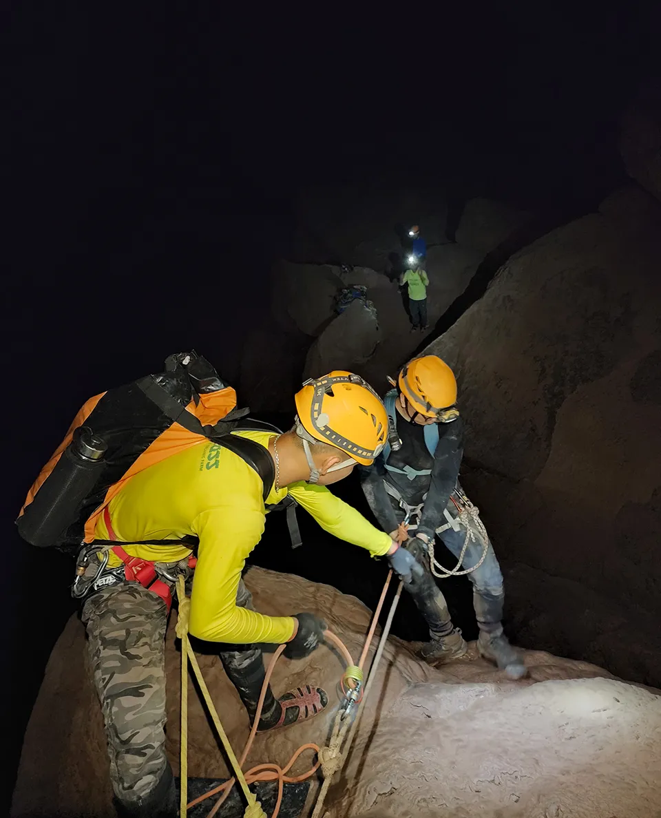 Hai ngày trekking hang Over và Pygmy khổng lồ vẫn còn ít người biết đến ở Quảng Bình Hai ngày trekking hang Over và Pygmy khổng lồ vẫn còn ít người biết đến ở Quảng Bình