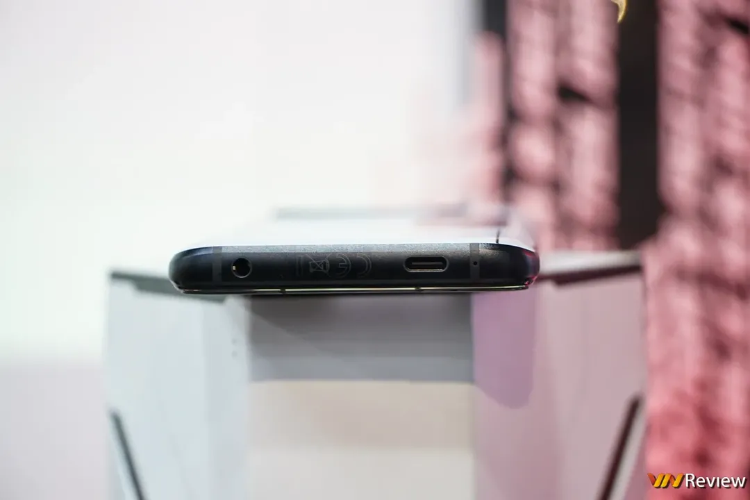 Trên tay Asus ROG Phone 6 và 6 Pro: điện thoại mạnh nhất thế giới, nhiều thông số trội hơn cả laptop  Trên tay Asus ROG Phone 6 và 6 Pro: điện thoại mạnh nhất thế giới, nhiều thông số trội hơn cả laptop