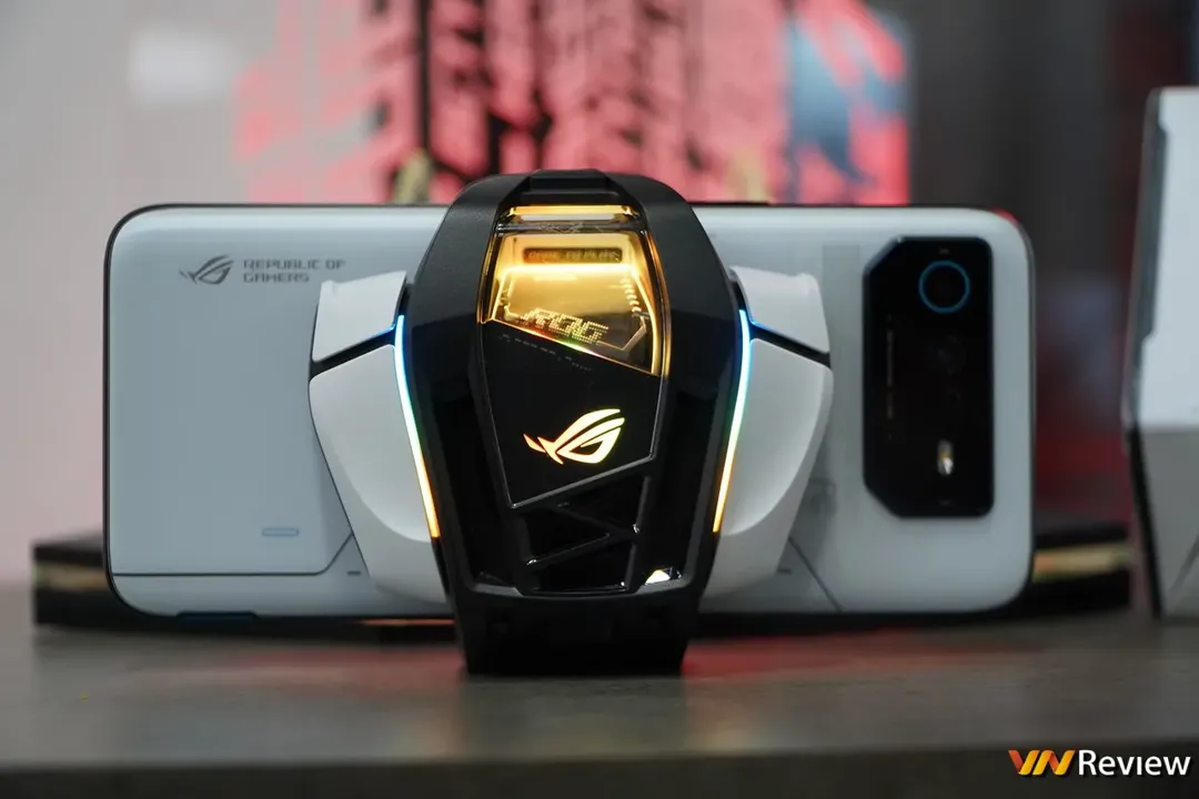 Trên tay Asus ROG Phone 6 và 6 Pro: điện thoại mạnh nhất thế giới, nhiều thông số trội hơn cả laptop  Trên tay Asus ROG Phone 6 và 6 Pro: điện thoại mạnh nhất thế giới, nhiều thông số trội hơn cả laptop