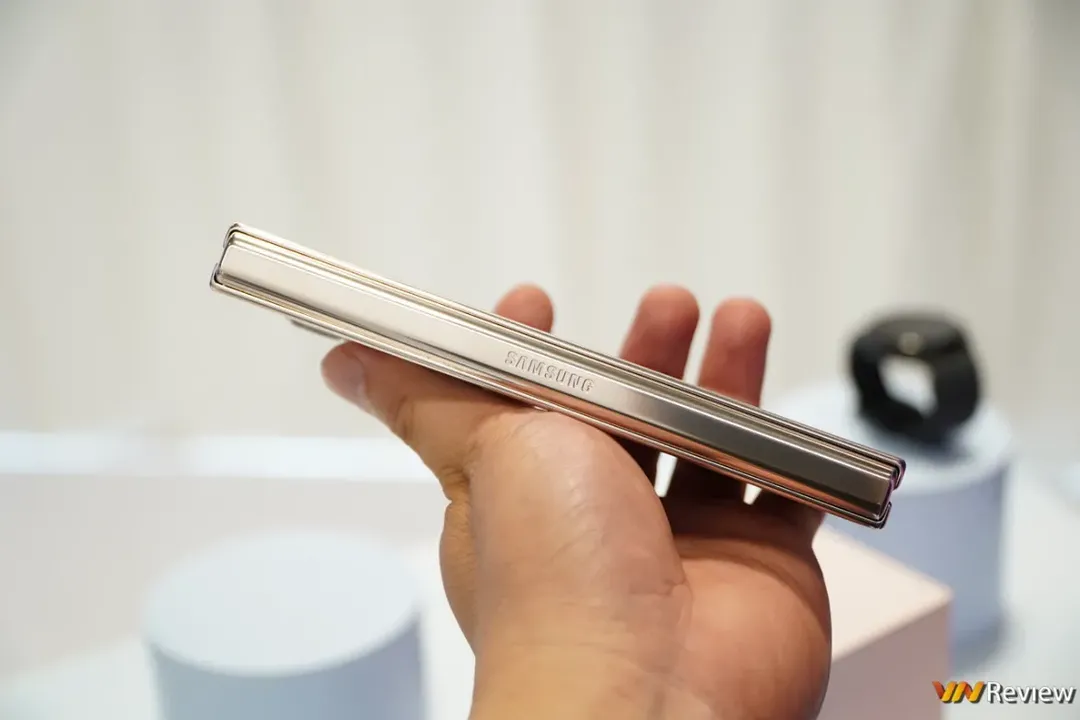 Trên tay Galaxy Z Fold 4: Bình không đổi nhiều nhưng rượu đã thơm hơn Trên tay Galaxy Z Fold 4: Bình không đổi nhiều nhưng rượu đã thơm hơn