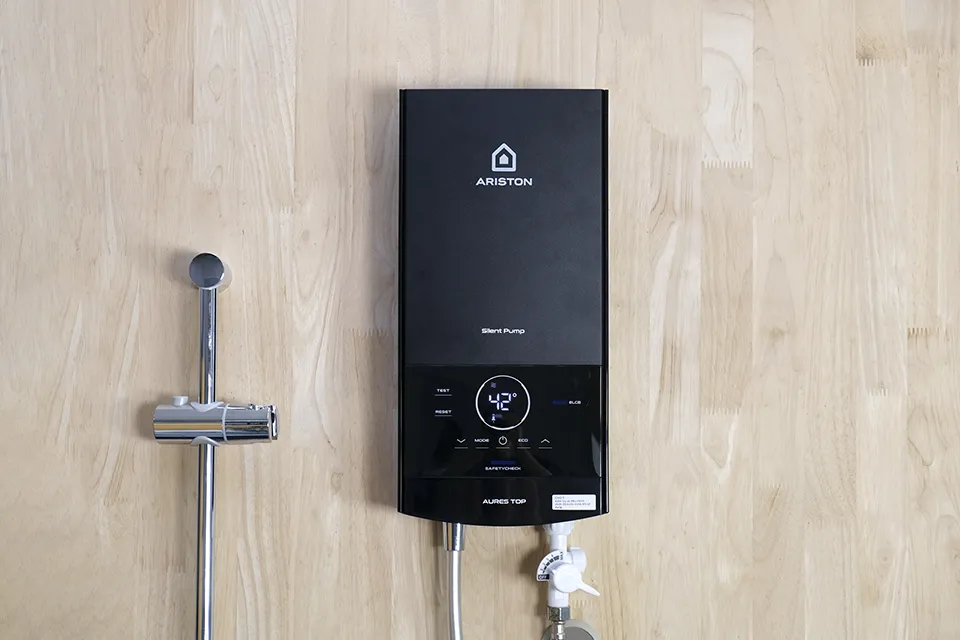 Trải nghiệm thực tế 6 tính năng “ấm - yên” của máy nước nóng Ariston Aures Trải nghiệm thực tế 6 tính năng “ấm - yên” của máy nước nóng Ariston Aures