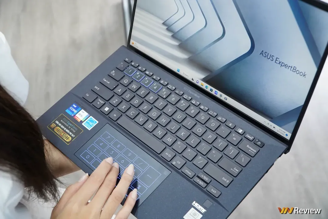Trên tay Asus ExpertBook B9 2022: laptop doanh nhân nặng chỉ 1Kg, độ bền đáng nể Trên tay Asus ExpertBook B9 2022: laptop doanh nhân nặng chỉ 1Kg, độ bền đáng nể