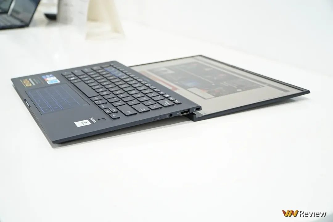 Trên tay Asus ExpertBook B9 2022: laptop doanh nhân nặng chỉ 1Kg, độ bền đáng nể Trên tay Asus ExpertBook B9 2022: laptop doanh nhân nặng chỉ 1Kg, độ bền đáng nể