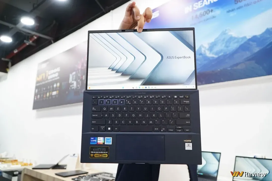 Trên tay Asus ExpertBook B9 2022: laptop doanh nhân nặng chỉ 1Kg, độ bền đáng nể Trên tay Asus ExpertBook B9 2022: laptop doanh nhân nặng chỉ 1Kg, độ bền đáng nể