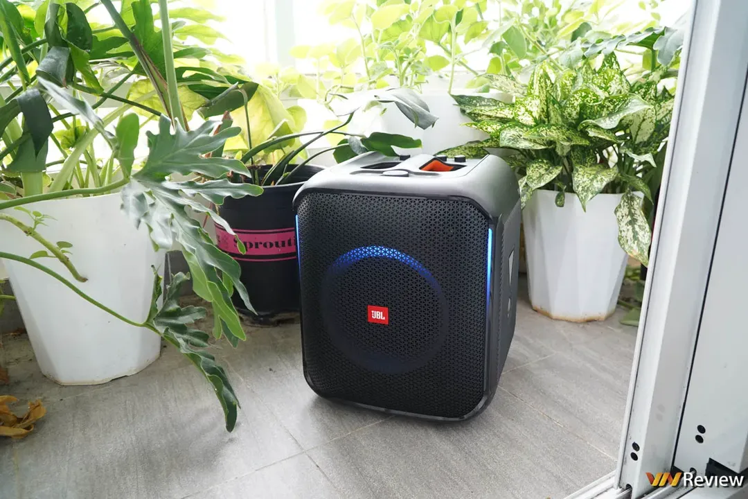 Đánh giá JBL PartyBox Encore: loa karaoke di động nhỏ gọn đủ món ăn chơi   Đánh giá JBL PartyBox Encore: loa karaoke di động nhỏ gọn đủ món ăn chơi