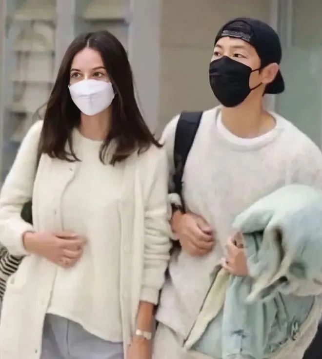 Song Joong Ki lên tiếng về tin đồn bà xã từng có con riêng Song Joong Ki lên tiếng về tin đồn bà xã từng có con riêng
