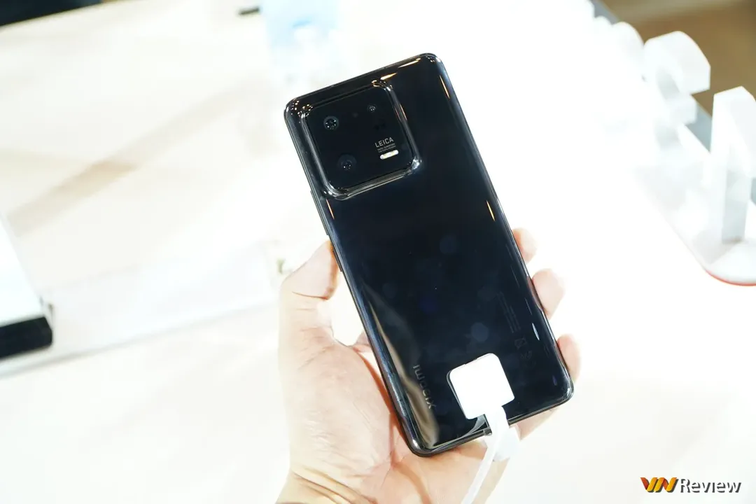 Trên tay Xiaomi 13 Pro - smartphone gần 30 triệu đồng của Xiaomi vừa ra mắt tại Việt Nam, chụp thử camera Leica xem có như lời đồn Trên tay Xiaomi 13 Pro - smartphone gần 30 triệu đồng của Xiaomi vừa ra mắt tại Việt Nam, chụp thử camera Leica xem có như lời đồn