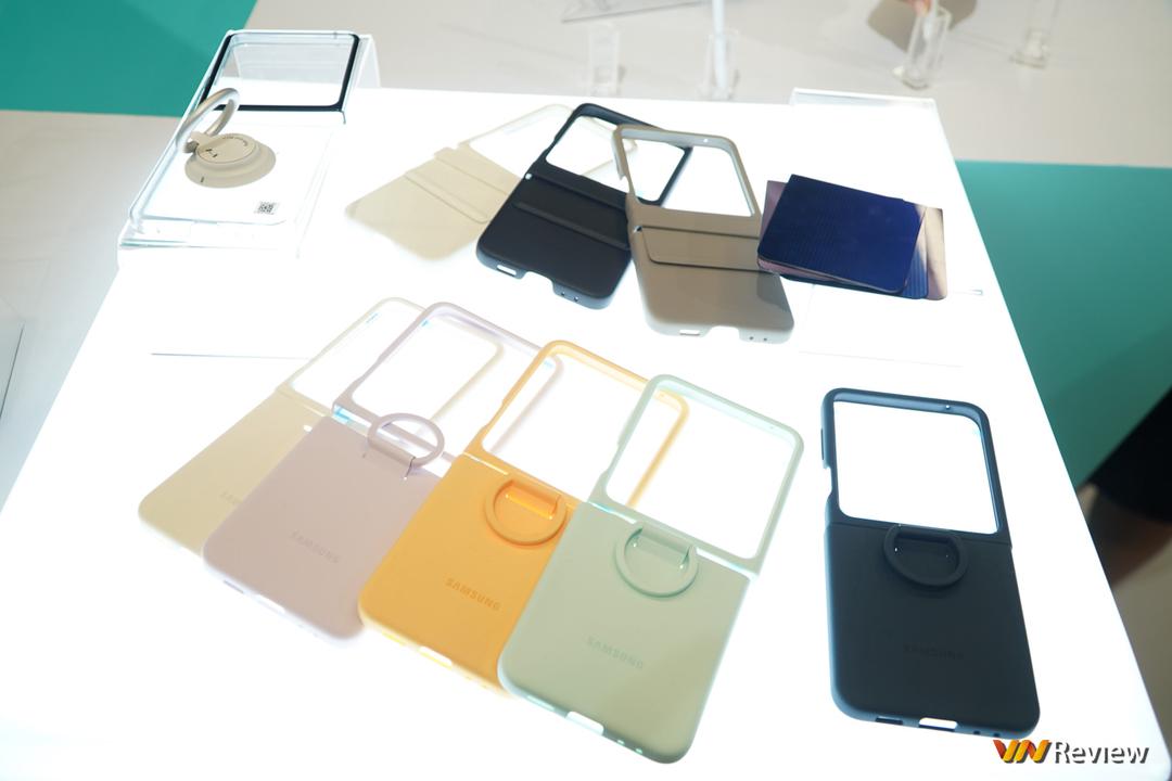 Trên tay Samsung Galaxy Z Flip 5: lột xác với màn hình ngoài “siêu to khổng lồ”, gập khít hơn, mỏng gọn, mạnh mẽ hơn Trên tay Samsung Galaxy Z Flip 5: lột xác với màn hình ngoài “siêu to khổng lồ”, gập khít hơn, mỏng gọn, mạnh mẽ hơn