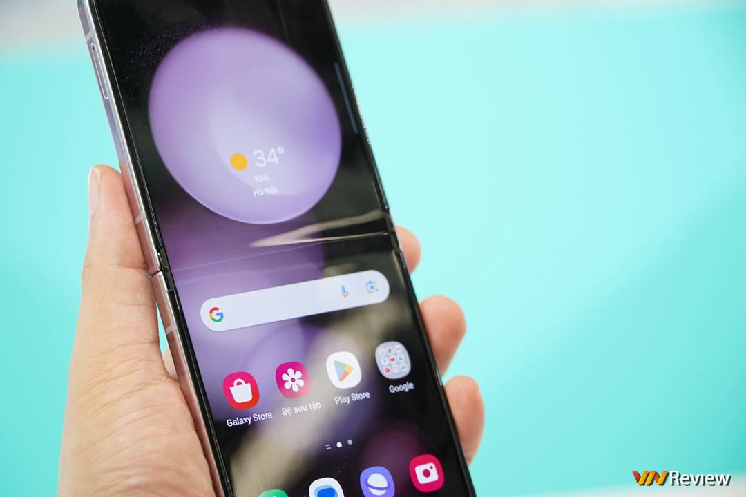 Trên tay Samsung Galaxy Z Flip 5: lột xác với màn hình ngoài “siêu to khổng lồ”, gập khít hơn, mỏng gọn, mạnh mẽ hơn Trên tay Samsung Galaxy Z Flip 5: lột xác với màn hình ngoài “siêu to khổng lồ”, gập khít hơn, mỏng gọn, mạnh mẽ hơn