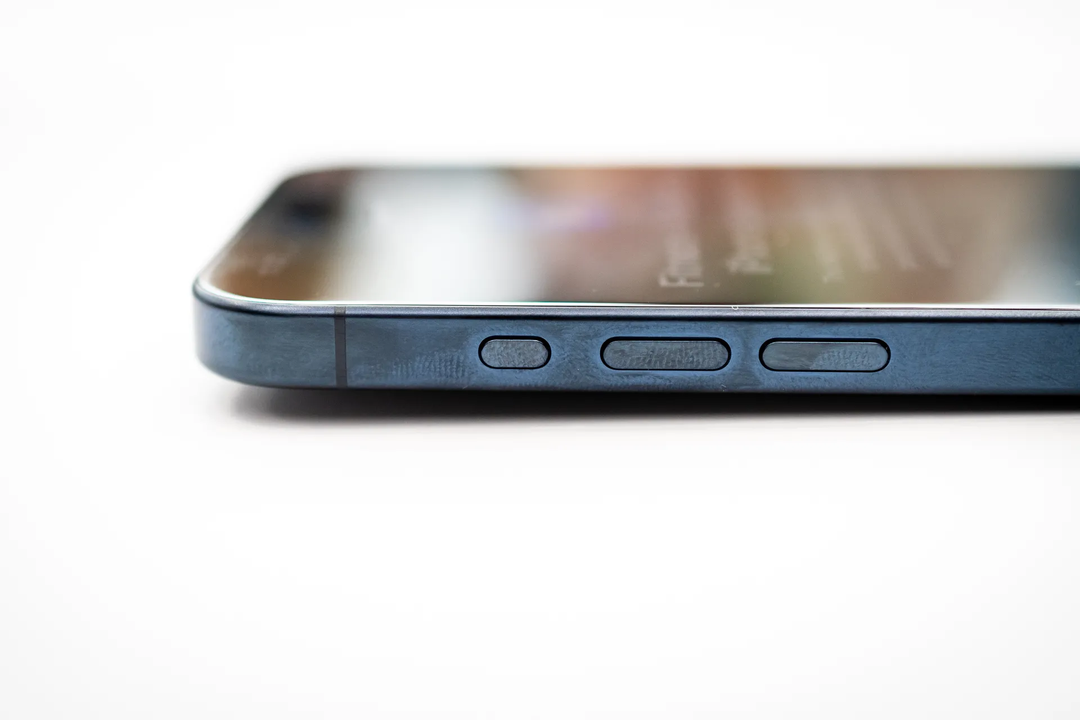 Apple chỉ cách xử lý khung titan của iPhone 15 Pro/Max đổi màu do dấu vân tay Apple chỉ cách xử lý khung titan của iPhone 15 Pro/Max đổi màu do dấu vân tay
