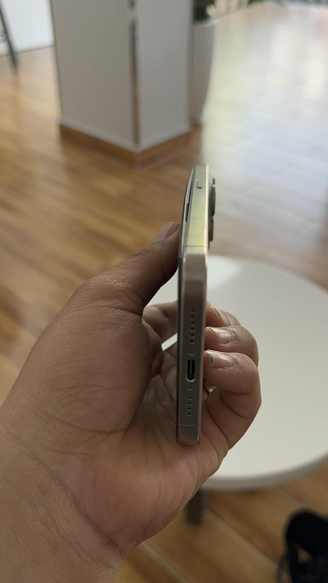 Ngay tại Việt Nam: Hình ảnh iPhone 15 Pro Max “vác bụng bầu” vì phồng pin, sập nguồn Ngay tại Việt Nam: Hình ảnh iPhone 15 Pro Max “vác bụng bầu” vì phồng pin, sập nguồn