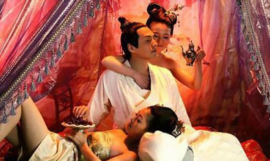 Tối ngày quấn quýt bên các mỹ nhân, dâm loạn vô độ đến suy kiệt cả tinh lực, cuối cùng đột tử ngay trên long sàng mà vẫn chưa có con Tối ngày quấn quýt bên các mỹ nhân, dâm loạn vô độ đến suy kiệt cả tinh lực, cuối cùng đột tử ngay trên long sàng mà vẫn chưa có con