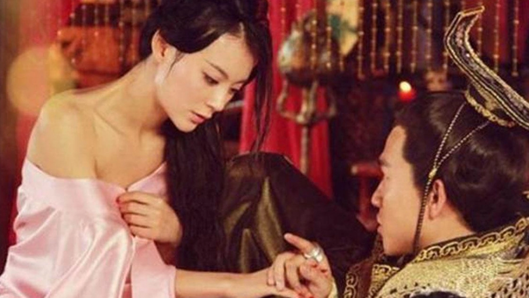 Tối ngày quấn quýt bên các mỹ nhân, dâm loạn vô độ đến suy kiệt cả tinh lực, cuối cùng đột tử ngay trên long sàng mà vẫn chưa có con Tối ngày quấn quýt bên các mỹ nhân, dâm loạn vô độ đến suy kiệt cả tinh lực, cuối cùng đột tử ngay trên long sàng mà vẫn chưa có con