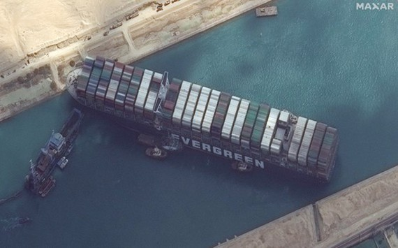Kênh đào Suez lại bị tắc, may tàu container đã được giải cứu ngay sau đó Kênh đào Suez lại bị tắc, may tàu container đã được giải cứu ngay sau đó