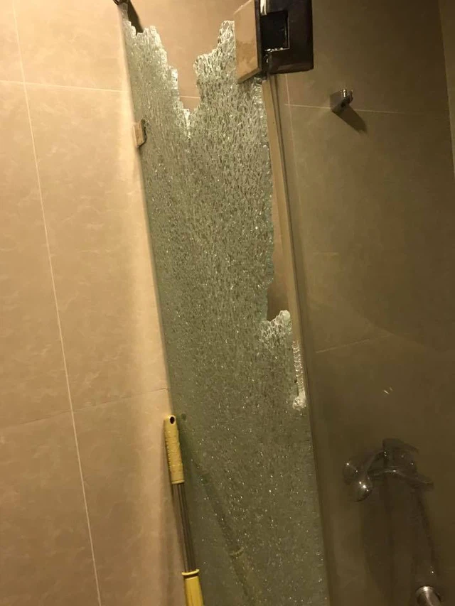 Kính nhà tắm tự vỡ do đâu? Kính nhà tắm tự vỡ do đâu?