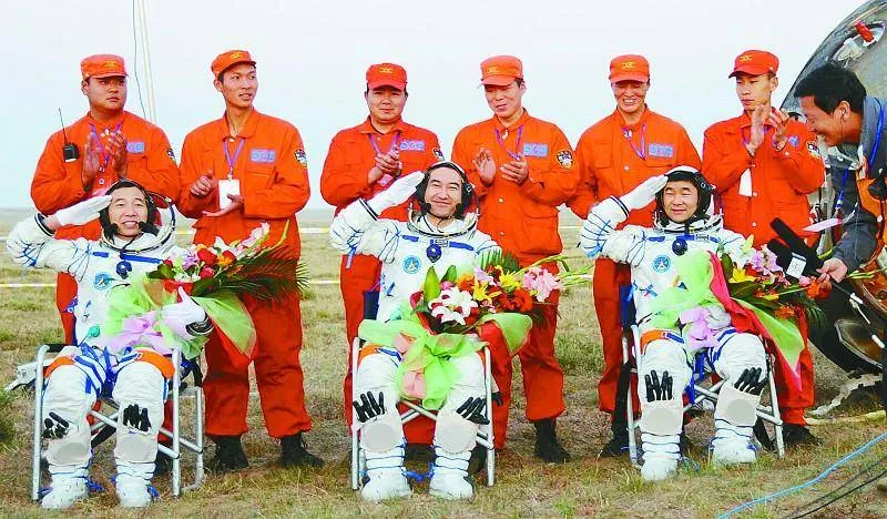 Phi hành gia phải ngồi xe lăn khi trở về Trái đất. Cơ thể họ đã thay đổi nhiều sau một thời gian ở trong không gian Phi hành gia phải ngồi xe lăn khi trở về Trái đất. Cơ thể họ đã thay đổi nhiều sau một thời gian ở trong không gian