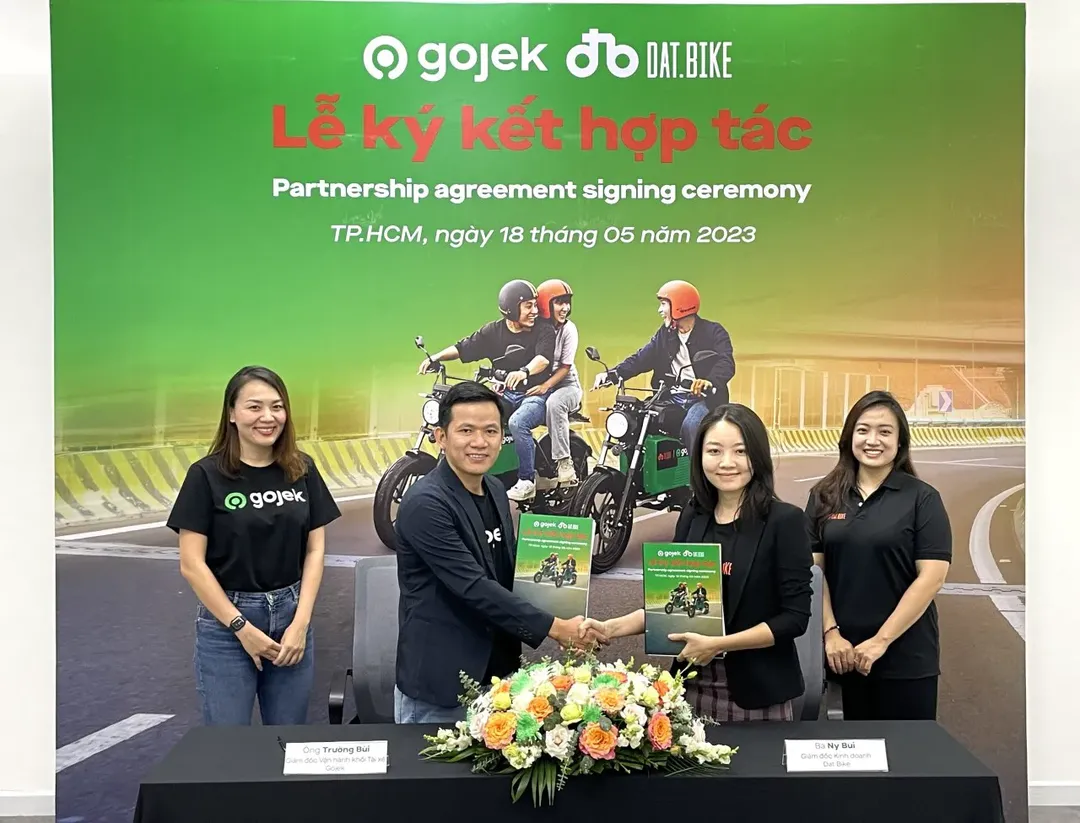 Gojek công bố hợp tác với Dat Bike, thí điểm vận chuyển hành khách, giao đồ bằng xe máy điện tại Việt Nam Gojek công bố hợp tác với Dat Bike, thí điểm vận chuyển hành khách, giao đồ bằng xe máy điện tại Việt Nam
