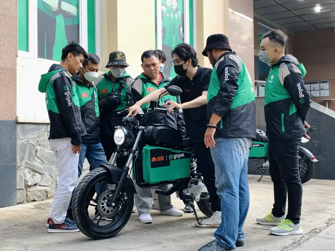 Gojek công bố hợp tác với Dat Bike, thí điểm vận chuyển hành khách, giao đồ bằng xe máy điện tại Việt Nam Gojek công bố hợp tác với Dat Bike, thí điểm vận chuyển hành khách, giao đồ bằng xe máy điện tại Việt Nam