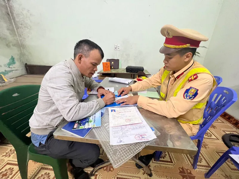 Chân dung tài xế tạt đầu xe cấp cứu chở bệnh nguy kịch.  Tổng mức phạt là bao nhiêu ? Chân dung tài xế tạt đầu xe cấp cứu chở bệnh nguy kịch.  Tổng mức phạt là bao nhiêu ?