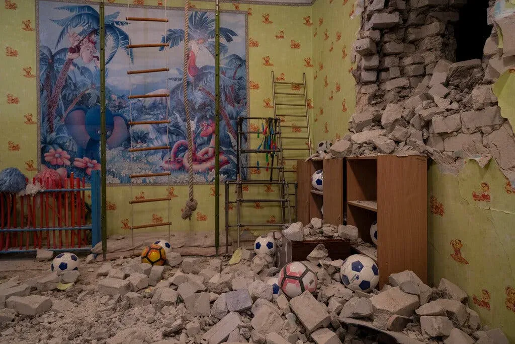 Bức tranh trái ngược ở thủ đô Ukraine Bức tranh trái ngược ở thủ đô Ukraine