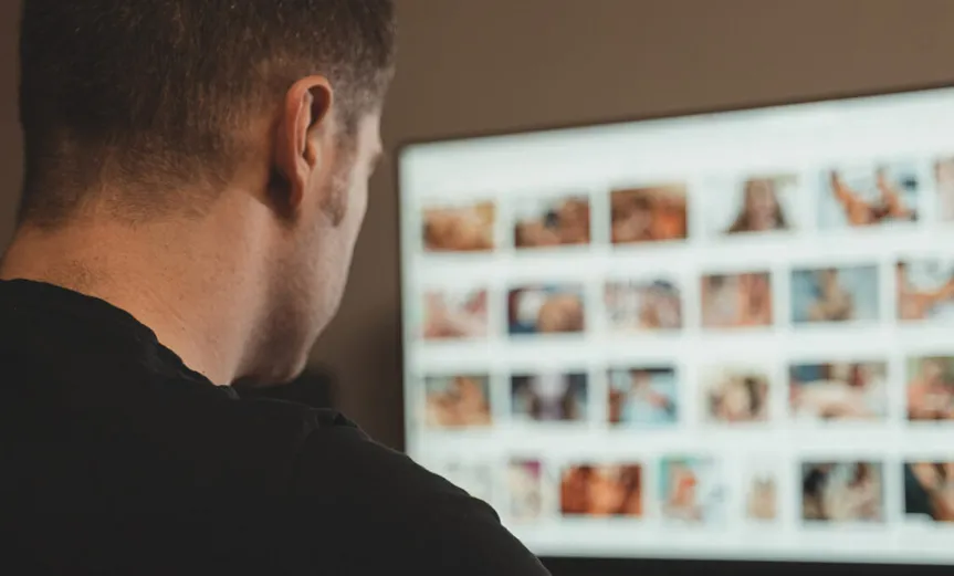 Tại sao nhiều người cố tình xem phim người lớn ngay tại văn phòng? Tại sao nhiều người cố tình xem phim người lớn ngay tại văn phòng?