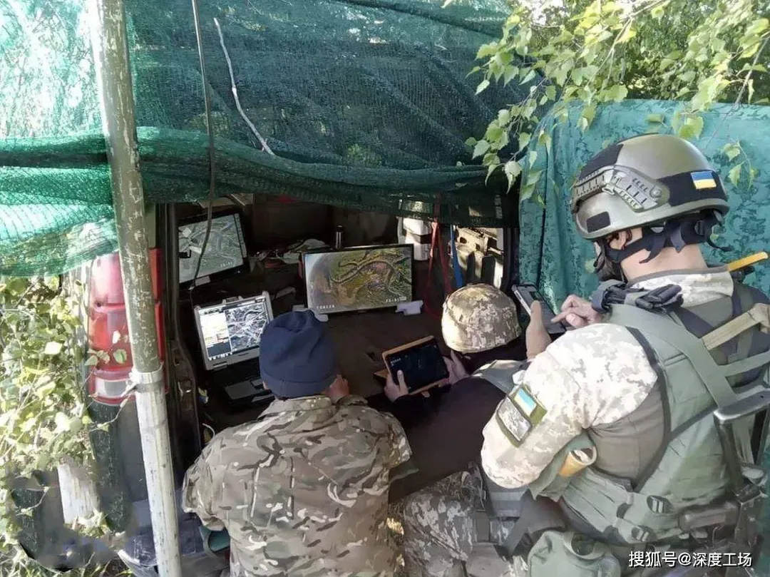 Quân đội Ukraine nã pháo vào quân Nga với độ chính xác đến nửa mét: Xe tăng quân đội Nga buộc phải lặn và bơi Quân đội Ukraine nã pháo vào quân Nga với độ chính xác đến nửa mét: Xe tăng quân đội Nga buộc phải lặn và bơi