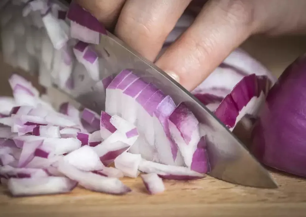 Mong lệ em thôi rơi: Một vài mẹo cắt hành tây mà không bị cay và chảy nước mắt  Mong lệ em thôi rơi: Một vài mẹo cắt hành tây mà không bị cay và chảy nước mắt