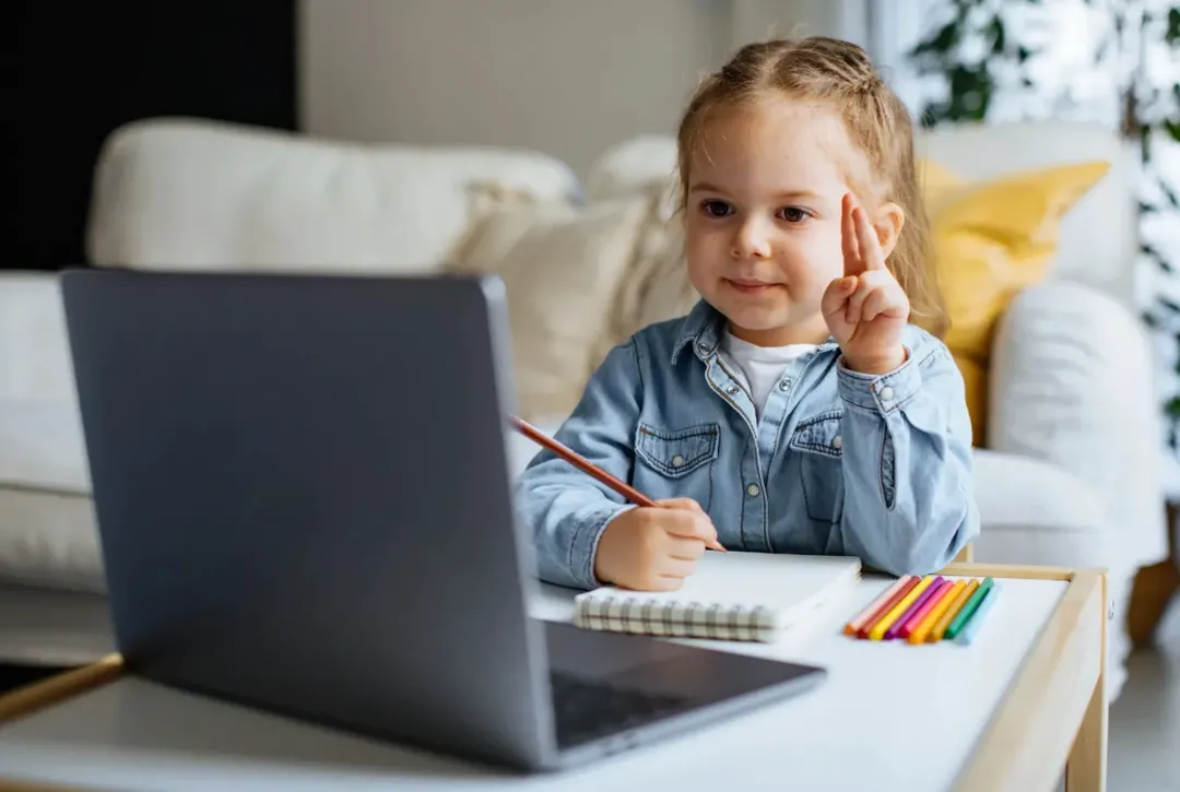 Học online và những hệ lụy sức khỏe cho trẻ Học online và những hệ lụy sức khỏe cho trẻ