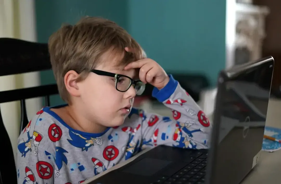 Học online và những hệ lụy sức khỏe cho trẻ Học online và những hệ lụy sức khỏe cho trẻ