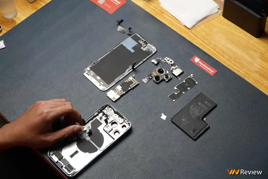 Mổ iPhone 14 Pro Max đầu tiên tại Việt Nam, phát hiện chi tiết Apple “giấu nhẹm” trong buổi ra mắt Mổ iPhone 14 Pro Max đầu tiên tại Việt Nam, phát hiện chi tiết Apple “giấu nhẹm” trong buổi ra mắt