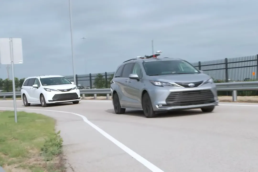 Há hốc mồm trước công nghệ viễn tưởng kéo xe không dùng dây của Toyota Há hốc mồm trước công nghệ viễn tưởng kéo xe không dùng dây của Toyota