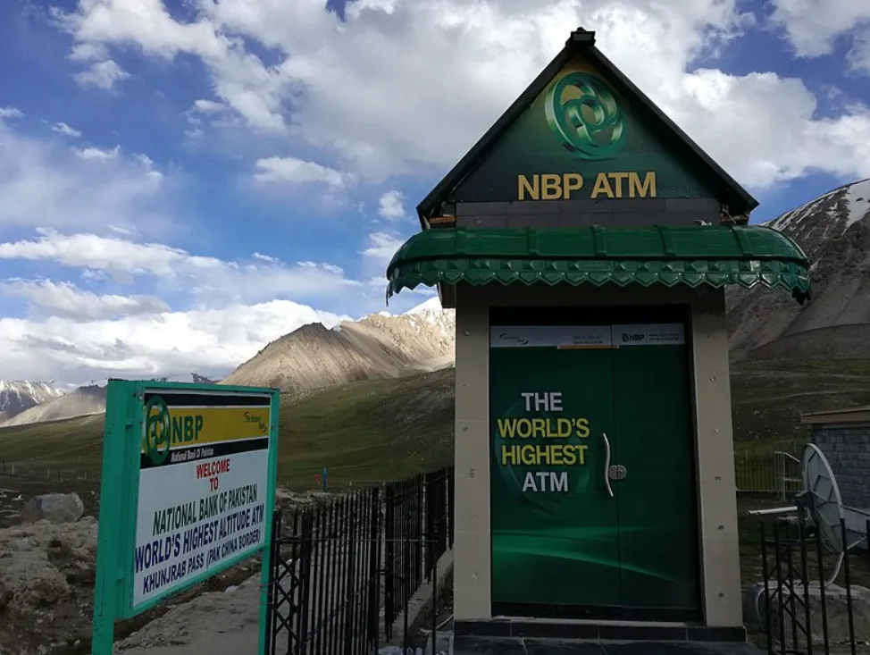 Cây ATM cô đơn nhất thế giới: cao hơn 4.500 mét so với mực nước biển, cách ngân hàng gần nhất 82 km Cây ATM cô đơn nhất thế giới: cao hơn 4.500 mét so với mực nước biển, cách ngân hàng gần nhất 82 km