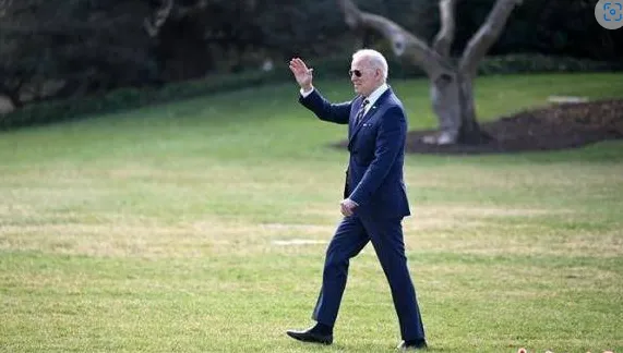 Tôi nên đi đâu?. Cụ ông Biden lại bị lạc trên bãi cỏ Nhà Trắng Tôi nên đi đâu?. Cụ ông Biden lại bị lạc trên bãi cỏ Nhà Trắng