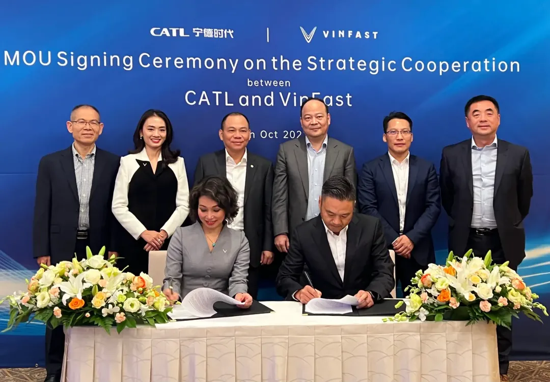 Vì sao tỷ phú Phạm Nhật Vượng ký kết với hãng Trung Quốc CATL nhưng lại bay sang Nhật Bản? Vì sao tỷ phú Phạm Nhật Vượng ký kết với hãng Trung Quốc CATL nhưng lại bay sang Nhật Bản?