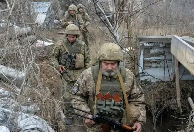 Quân đội Ukraine ngủ dưới hố bùn trong mùa đông, có người bị cụt tứ chi, có người chết trong giấc ngủ Quân đội Ukraine ngủ dưới hố bùn trong mùa đông, có người bị cụt tứ chi, có người chết trong giấc ngủ