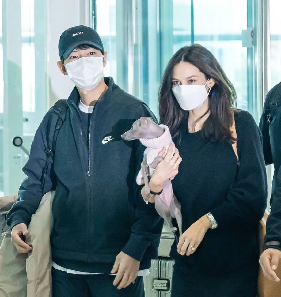 Vợ chồng Song Joong Ki xuất hiện tại sân bay, Katie đeo nhẫn kim cương to bản trên ngón áp út hút mắt Vợ chồng Song Joong Ki xuất hiện tại sân bay, Katie đeo nhẫn kim cương to bản trên ngón áp út hút mắt