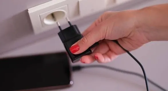 Khi sạc pin, nên cắm điện thoại hay nguồn điện trước? Hóa ra chúng ta đều đã làm sai, cách làm đúng có thể kéo dài tuổi thọ điện thoại Khi sạc pin, nên cắm điện thoại hay nguồn điện trước? Hóa ra chúng ta đều đã làm sai, cách làm đúng có thể kéo dài tuổi thọ điện thoại